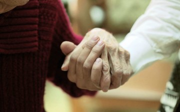Έρευνα σε βάθος για την 80χρονη που βρέθηκε χτυπημένη σε ίδρυμα και απεβίωσε