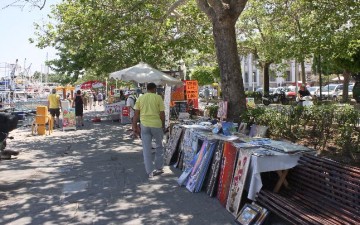 Αδειάζει από μικροπωλητές η πλατεία Ναυάρχου Ιωαννίδη  στη Ρόδο