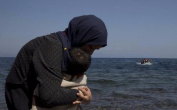 Από τη Λέρο στο Ηράκλειο: Το ταξίδι της ελπίδας ενός ζευγαριού προσφύγων με το νεογέννητο παιδί του