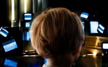 Οι επιπτώσεις που έχουν οι οθόνες στον εγκέφαλο ενός παιδιού