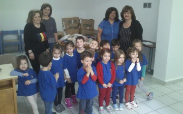 Τρόφιμα για αδύναμους συμπολίτες μας, παρέδωσαν οι μαθητές του Παιδικού Σταθμού «Πινόκιο»