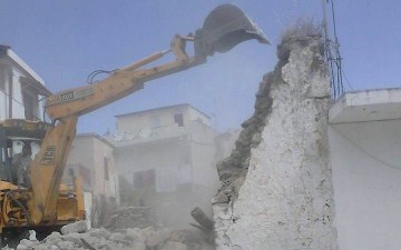 Ξεκίνησαν κατεδαφίσεις σπιτιών στις Καλυθιές