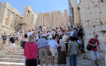 Σήμα κινδύνου για τον τουρισμό -Απομακρύνεται ο στόχος του νέου ρεκόρ