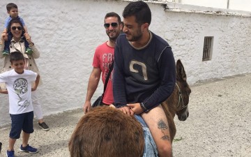 Το έθιμο με τον γάιδαρο και τους αναβάτες που κάθονται... ανάποδα τηρήθηκε στο Ασκληπειό (φωτορεπορτάζ)