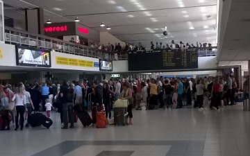 Εικόνες ντροπής στο αεροδρόμιο της Ρόδου