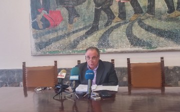 Θέσεις μικροπωλητών πίσω από την πιάτσα των ταξί