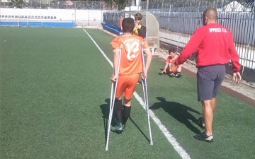 Ρόδος: Απίστευτο! 14χρονος ποδοσφαιριστής με πατερίτσες μπήκε στο γήπεδο για να αγωνιστεί