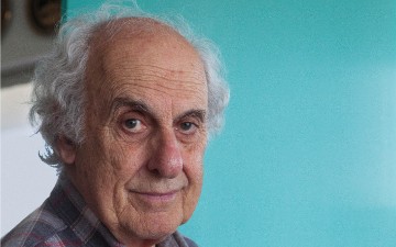 Το αγαλματίδιο των Βραβείων  ΟΙΚΟΠΟΛΙΣ, από το Γλύπτη και Κεραμιστή Κώστα Νεοφύτου