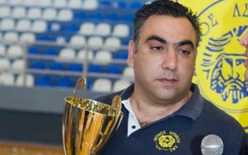 Αγκαλιά με το τρόπαιο ο Μιχάλης Κουταλιανός!