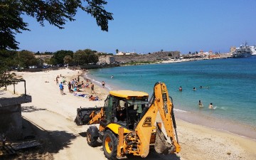 Συνεχίζεται ο καθαρισμός των παραλιών στη Ρόδο
