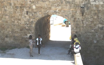 Αναγκάζουν τους τουρίστες  να αγοράζουν βραχιολάκια!