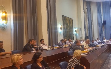 Πίσω από τα ταξί οι μικροπωλητές