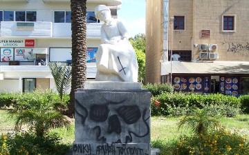 Ανόητοι βάνδαλοι έβαλαν στο μάτι το άγαλμα  της «Καρτερίας» στη Ρόδο