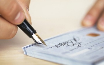 Συνελήφθη για καταδίκη του νόμου περί επιταγών