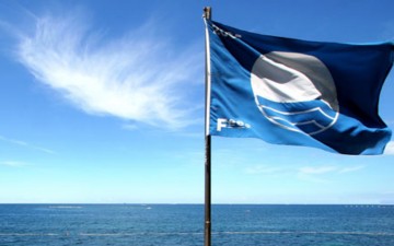Ρόδος: 28 παραλίες του νησιού κέρδισαν την «Γαλάζια Σημαία» για το 2016