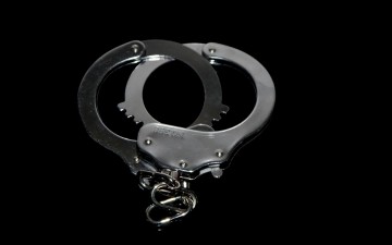 Σύλληψη 26χρονης μητέρας στη Ρόδο για παραμέληση εποπτείας ανηλίκων