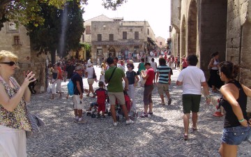Ρόδος: Υπογράφονται συμβόλαια με αυξήσεις 2% έως 4% για την τουριστική περίοδο του 2017