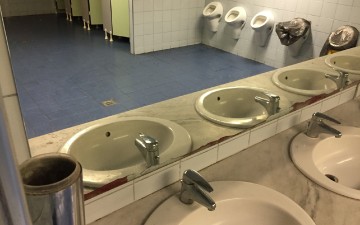 Εικόνες ντροπής από τις τουαλέτες του αεροδρομίου της Ρόδου