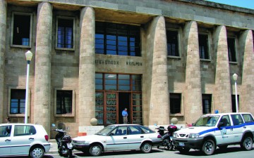 Αδυναμία στα σχολικά κυλικεία είχαν τρεις νεαροί ροδίτες