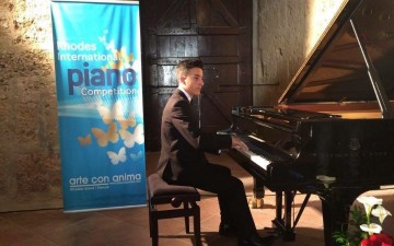 Ο νεαρός πιανίστας από τη Ρόδο που κερδίζει διακρίσεις!