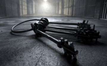 Στα κρατητήρια κατέληξαν τρεις Ροδίτες που παραβίασαν την σφράγιση των καταστημάτων τους