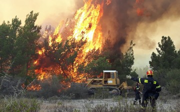 Αισιόδοξα τα μηνύματα από την φωτιά στη Νότια Ρόδο - Υπό έλεγχο τα δύο πύρινα μέτωπα