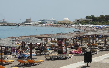 Διώχνουν λουόμενους αν δεν χρησιμοποιούν τις ξαπλώστρες των beach bar;