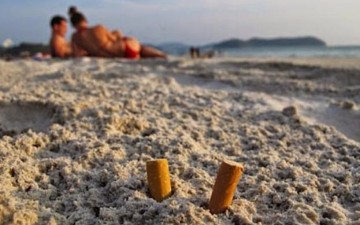 Τοξική βόμβα οι 3.500 τόνοι αποτσίγαρα που σβήνουμε και αφήνουμε στις παραλίες