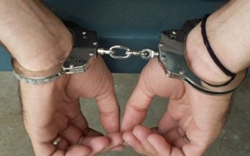 «Χειροπέδες» σε 18χρονο που αφαίρεσε με τη βία κόσμημα από 68χρονη