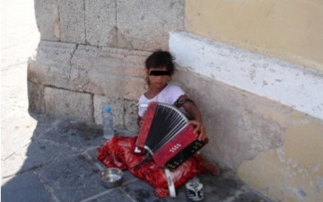 Σαν τη... Λερναία Ύδρα οι επαίτες:  Έναν πιάνουν, δύο ξεφυτρώνουν 