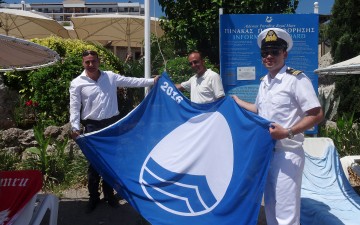 16 χρόνια «γαλάζια σημαία» στην παραλία της Καλλιθέας