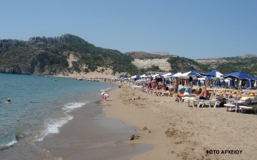 Γυναίκα εφοριακός βούτηξε στη θάλασσα   της Ρόδου για να συλλάβει φοροφυγά