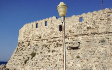 Κολώνα  για... ξήλωμα στη Ρόδο
