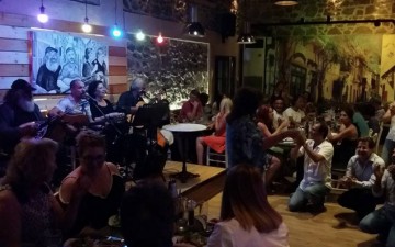 Νέοι κιθαρίστες και τραγουδιστές στο   LA TERRAZZA