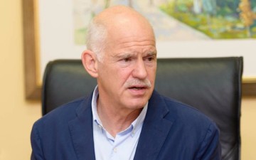 Επίθεση στη δεξιά και αριστερή συντήρηση  εξαπέλυσε χθες ο Γ. Παπανδρέου απο την Ρόδο