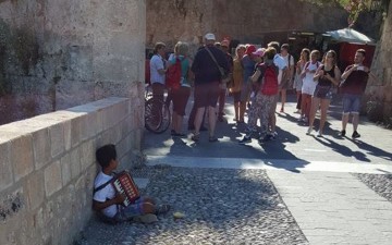 Συνελήφθη στη Ρόδο 32χρονη που έβαζε το ανήλικο παιδί της να ζητιανεύει