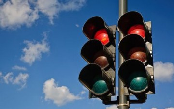 Σηματοδότες στο σταυροδρόμι-καρμανιόλα στις οδούς Δενδρινού και Γρηγορίου Ε' 