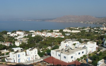 Στην τουριστική περιοχή των Πεύκων χρειάζονται απαραίτητα οργανωμένοι χώροι στάθμευσης
