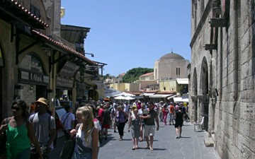 Έσπασε τα κοντέρ η τουριστική κίνηση στην Ρόδο