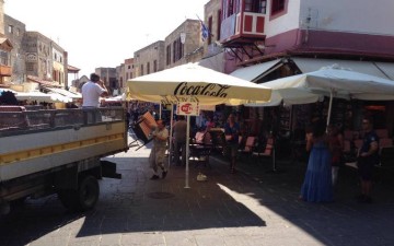 Συμβαίνει τώρα: Επιχείρηση «σκούπα» του Δήμου για τραπεζοκαθίσματα και υπαίθριο εμπόριο