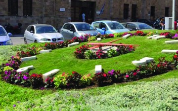 Με καλοκαιρινά λουλούδια φυτεύτηκε το ρολόι στην πλατεία Δημαρχείου