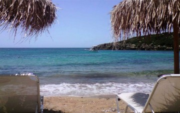 «Χειροπέδες» σε 50χρονο στην Ρόδο για κατάληψη παραλίας με ξαπλώστρες