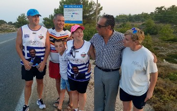 Ζευγάρι Βρετανών διέσχισε τη Ρόδο για να τιμήσει τη μνήμη αθλητή του ράγκμπι