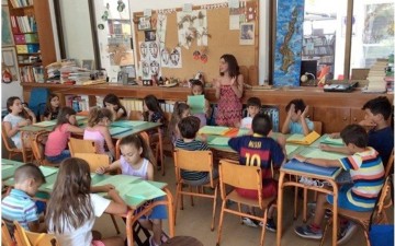 Το καλοκαιρινό σχολειό  ενός «αντάρτη» παπά