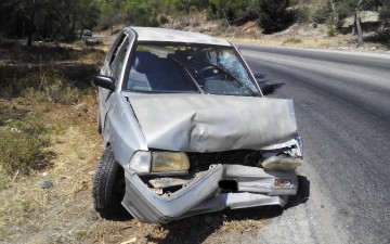 Νέο τροχαίο ατύχημα τα ξημερώματα στο δρόμο «καρμανιόλα» της Λάρδου (φωτορεπορτάζ)