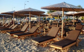 Συνελήφθη 24χρονος στη Ρόδο για κατάληψη αιγιαλού με ομπρέλες και ξαπλώστρες