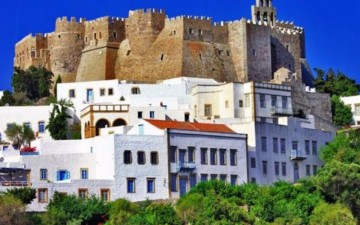Με αγωγές το ελληνικό κράτος απειλεί την περιουσία του Δήμου Πάτμου και της Μονής στους Αρκιούς
