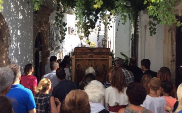 Η περιφορά του Επιταφίου της Παναγίας στα σοκάκια της Λίνδου (φωτορεπορτάζ)