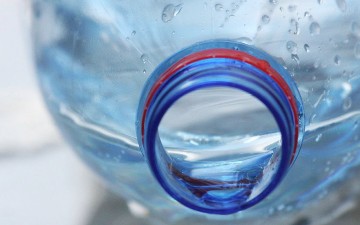 Πιο μολυσμένα  από τις τουαλέτες  τα επαναγεμιζόμενα  μπουκάλια νερού
