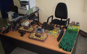 Γαμπρός και πεθερά στο εδώλιο για το δέμα με τα πυρομαχικά